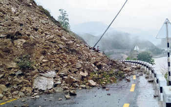 पहिरोका कारण सिद्धार्थ राजमार्ग पूर्ण रूपमा अवरुद्ध