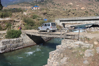 काठेपुलमा जोखिमपूर्ण यात्रा