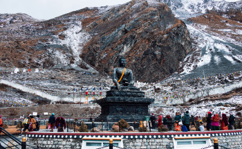 पर्यटक लोभ्याउँदै मुस्ताङकाे बुद्ध मूर्ति