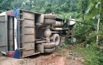 ओखलढुंगामा बस दुर्घटना हुँदा १ जना गम्भीर घाईते