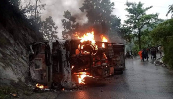 नवलपुरको दाउन्नेमा बस दुर्घटना, बसमा आगलागी हुँदा ३३ यात्रु घाइते 