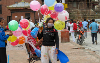 गरिखाने बालबालिकाहरु : अनलाइनमा पढाइ, फुर्सदमा व्यापारसँगै कमाइ (फोटो फिचर) 