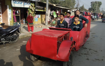 दश कक्षामा अध्ययनरत चार विद्यार्थीद्वारा विद्युतीय कार निर्माण