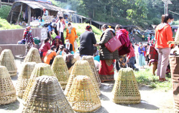 ताक्मे डाँडाकाे हाट बजारमा डाेकाे बिक्री गरिँदै