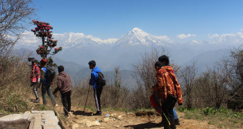 पर्यटकीय पूर्वाधार निर्माणपछि आन्तरिक पर्यटककाे गन्तव्य बन्दै म्याग्दीकाे 'दुरुलेक'