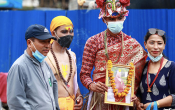 काेराेना कहर : मुखमा मास्क लगाएर गाईजात्रा