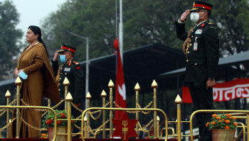 गणतन्त्र दिवस : सैनिक मञ्च टुँडिखेलमा पृष्पवृटि र सेनाद्वारा सलामी अर्पण