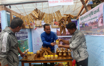 भेंडाको घ्यू  बिक्री गर्दै ताप्लेजुङका उद्यामी