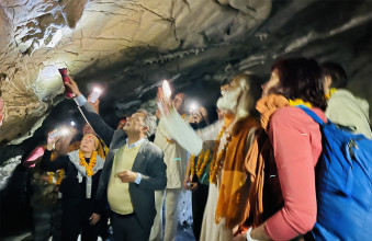 धुर्कोटको ‘विचित्र गुफा’मा विदेशी पर्यटक