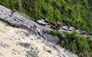 वर्षाका कारण ग्रामीण सडकहरु अवरुद्ध