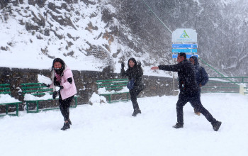 काठमाडाैंकाे चन्द्रागिरीमा हिमपात, हिउँमा रमाउँदै सर्वसाधारण (फाेटाेफिचर)