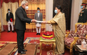 नेपालका लागि भारतीय राजदूत श्रीवास्तवद्वारा राष्ट्रपति भण्डारीसमक्ष ओहोदाको प्रमाणपत्र पेश