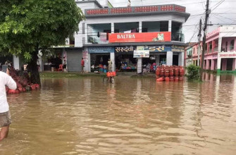 पूर्वी कैलालीमा नदीको बाढी बस्तीमा पस्दा ६०० बढी घर डुबानमा 