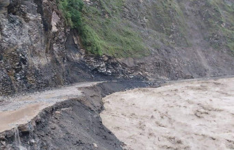 बझाङमा सेती नदीले सडक कटान गरेपछि यातायात बन्द