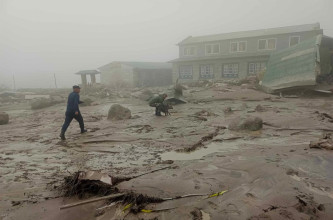 रक्षामन्त्री नेतृत्वको टोली बाढी प्रभावित खुम्बु क्षेत्रमा