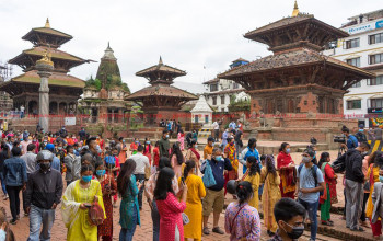 श्रीकृष्ण जन्माष्टमी : ललितपुरकाे कृष्ण मन्दिर परिसरमा श्रद्धालुकाे भीड (फाेटाेफिचर)