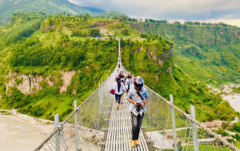 विश्वकै लामो पुलमा आन्तरिक पर्यटककाे घुइँचाे