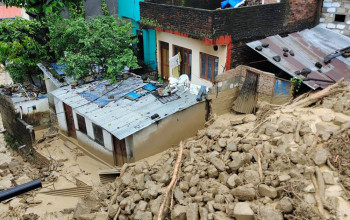 चुरे पहाडकाे ढुंगासहितकाे पहिराेले सात घर पुरिए