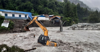 विपदकाे भयले मनाङबासीलाई अझै झस्काउँछ, जिल्लाकाे वैकल्पिक मार्ग 'हेलिकप्टर' कै भर