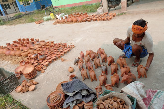 मिथिलाका शिल्पी माटामा खेल्दै, हाटबजारमा जताततै माटाका भाँडा