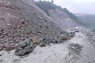 नारायणगढ-मुग्लिङ सडकमा ढुंगा खस्दा पाँच जना घाइते