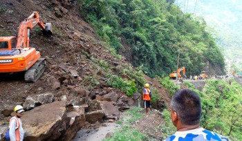 केराबारीमा पहिरो खसेपछि नारायणगढ–मुग्लिन सडक अवरुद्ध