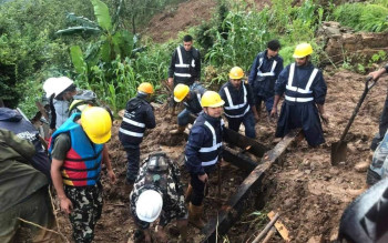 पाँचथरको फालेलुङमा पहिरोले घर र गोठ पुर्दा एकै परिवारका ३ जना बेपत्ता 