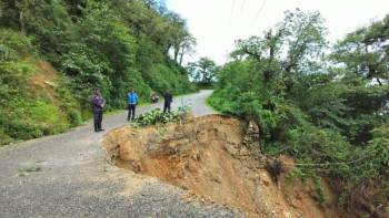 मङ्गलसेन-ठाटीखाँद सडकखण्ड पहिरोले अवरुद्ध