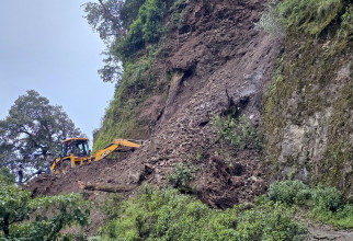 कोइला–झ्याम सडकखण्डको पहिरो हटाइँदै