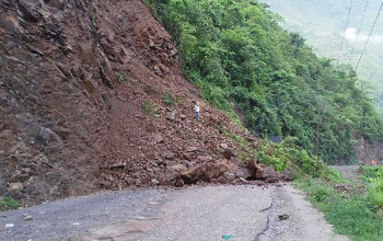 मध्यपहाडी राजमार्गकाे विभिन्न स्थानमा बाढीपहिराे, सवारी साधन र यात्रु अलपत्र