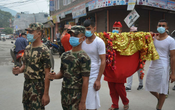 कालीका मन्दिरमा फूलपातीकाे डाेली भित्र्याउँदै नेपाली सेना