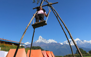 चचहुईँ : दशैँकाे अवसरमा पिङ खेल्दै किशोरी