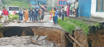 पोखराको फिर्केखोला नजिकै सडक भासियो, एक घर जोखिममा