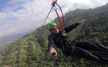 धुलिखेलमा जिपलाइनमा रमाउँदै पूर्व प्रधानमन्त्री 'प्रचण्ड' (फाेटाेफिचर) 