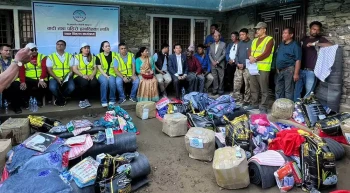 एनआरएनद्वारा बाढीपहिरो प्रभावित परिवारलाई राहत वितरण