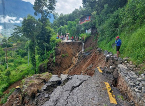 रसुवाकाे बनुवा धुम्ती क्षेत्रको राजमार्गमा पहिरो, गोसाइँकुण्डका यात्रु प्रभावित