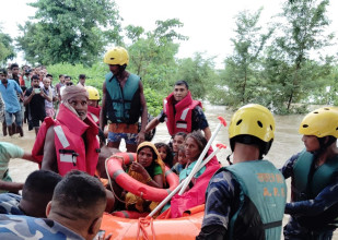 सर्लाहीमा सशस्त्र प्रहरीद्वारा बाढीमा फसेका दश जनाको उद्धार