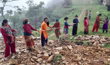 चौतारा निर्माणमा श्रमदान गर्दै स्थानीय