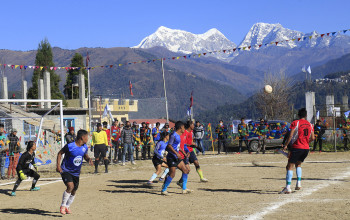 साेलुकाे दूधकुण्ड हिमालकाे काखमा फुटबल खेल्दै खेलाडी