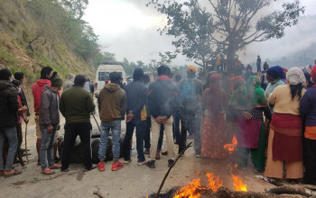 वडाध्यक्ष कार्कीको निधनपछि रत्नराजमार्ग अवरुद्ध, यात्रु बीच बाटोमै अलपत्र