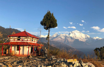 धौलागिरी हिमाल र स्वर्गद्वारी आश्रम