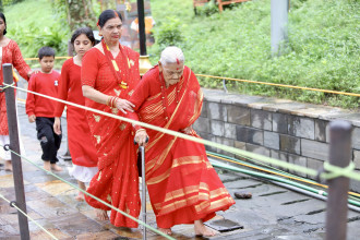 शिवको पूजा पूजाका लागि पशुपति जाँदै वृद्धा