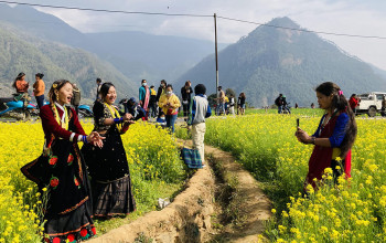 म्याग्दीकाे रत्नेचाैरस्थित तोरीबारीमा रमाउँदै आन्तरिक पर्यटक