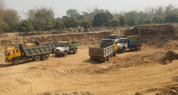 सिरहामा अवैध ग्राभेल उत्खनन खानीमा मध्यरातमा प्रहरीको छापा,  स्काभेटरसहित ५ ट्रिपर प्रहरी नियन्त्रणमा 