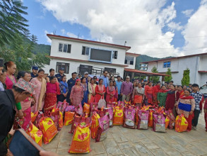 गोदावरीका बाढीपहिरो पीडितलाई खाद्य सामग्री वितरण