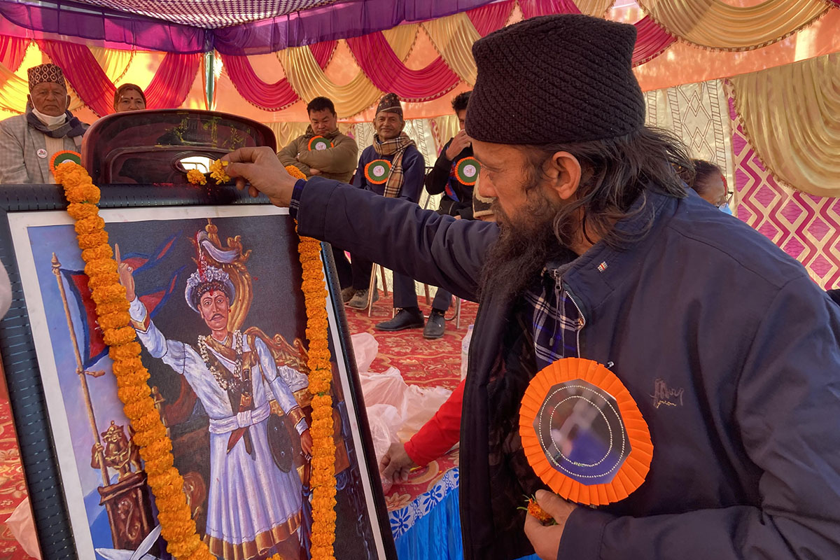 पृथ्वीनारायण शाहको तस्बिरमा माल्यार्पण गर्दै सर्वसाधारण