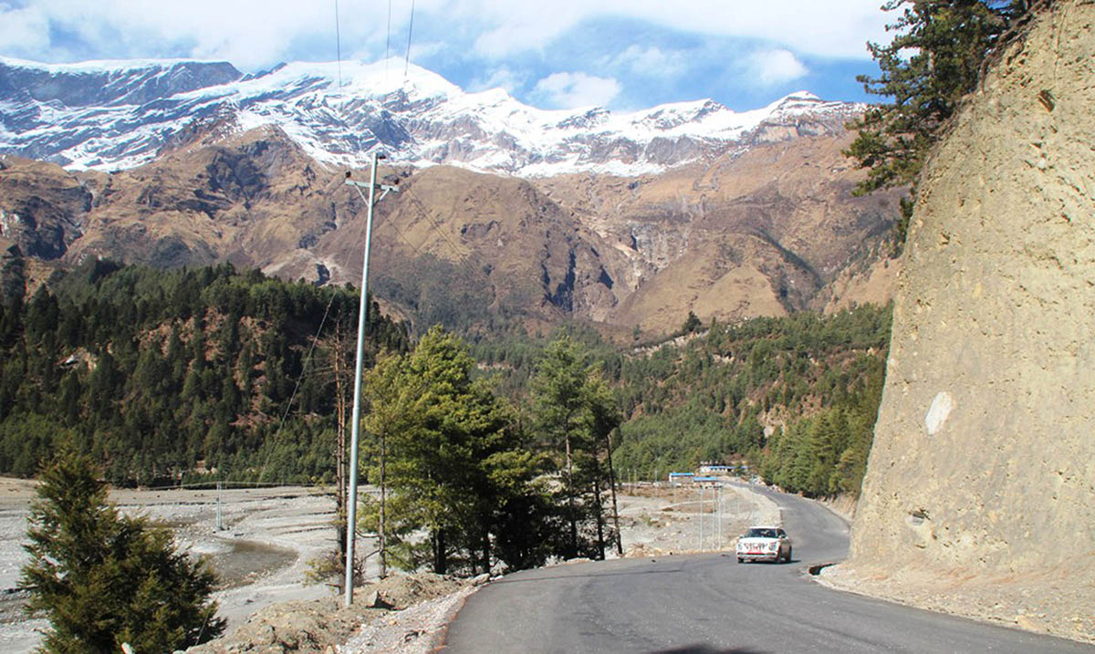 आहा ! मुस्ताङको सडक र धौलागिरी हिमशृङ्खला