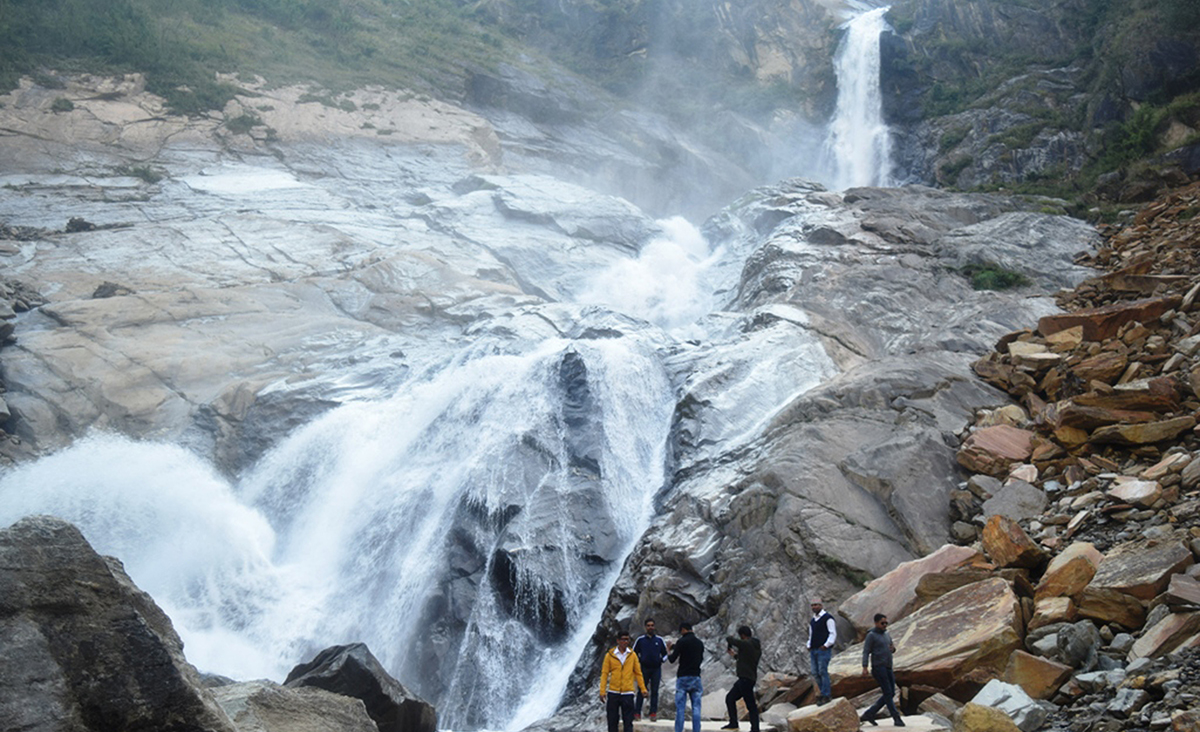 रुप्से झरनामा आन्तरिक पर्यटककाे घुइँचाे