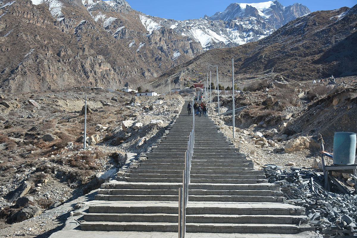 मुक्तिनाथ मन्दिर जान निर्माण गरिएकाे सिढी