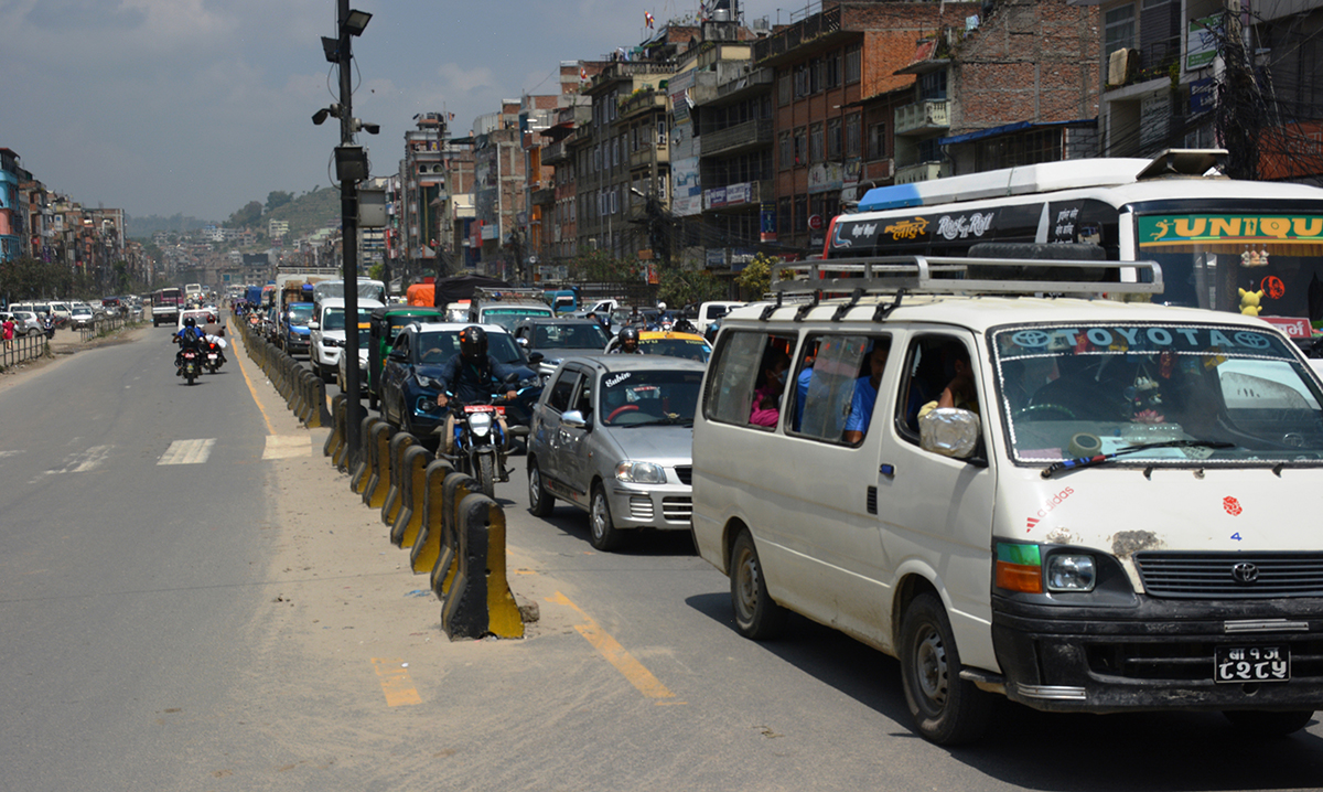 मतदाता मतदान गर्न गाउँ फकिँदै सर्वसाधारण